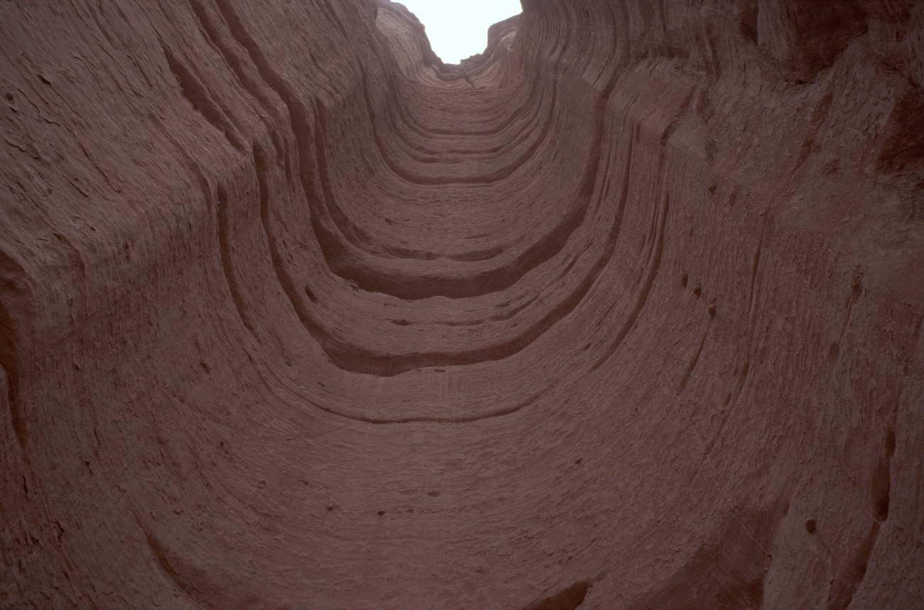 arg06_054l.jpg - Argentine, Noroeste, janvier 2006 de Valle Fertil à Talampaya canyon de Talampaya : la chimenea