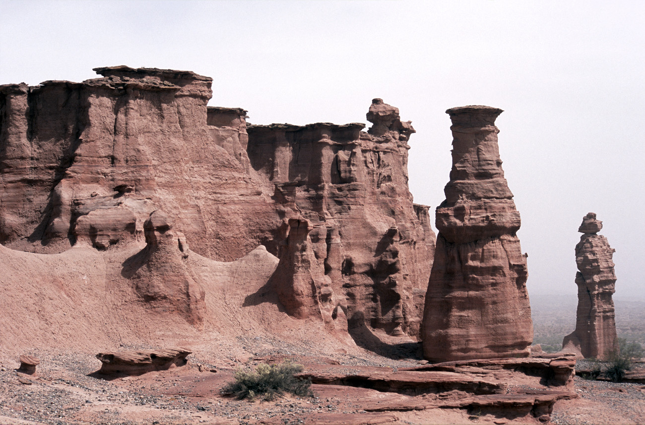 arg06_078m.jpg - Argentine, Noroeste, janvier 2006 de Valle Fertil à Talampaya "à quelques kilomètres à l'est du canyon de Talampaya, d'autres formations géologiques plus classiques. A droite, la figure dite du ""moine"""