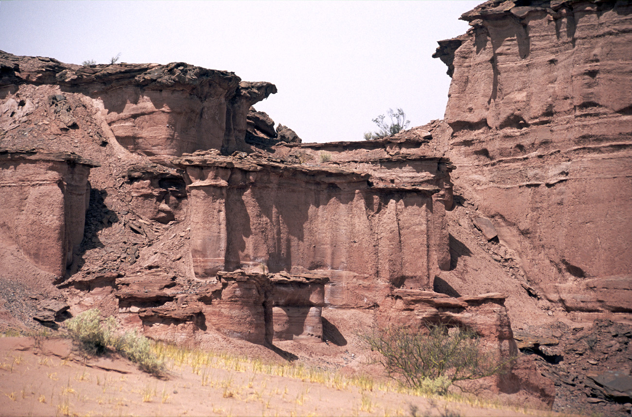 arg06_081m.jpg - Argentine, Noroeste, janvier 2006 de Valle Fertil à Talampaya à quelques kilomètres à l'est du canyon de Talampaya, d'autres formations géologiques plus classiques