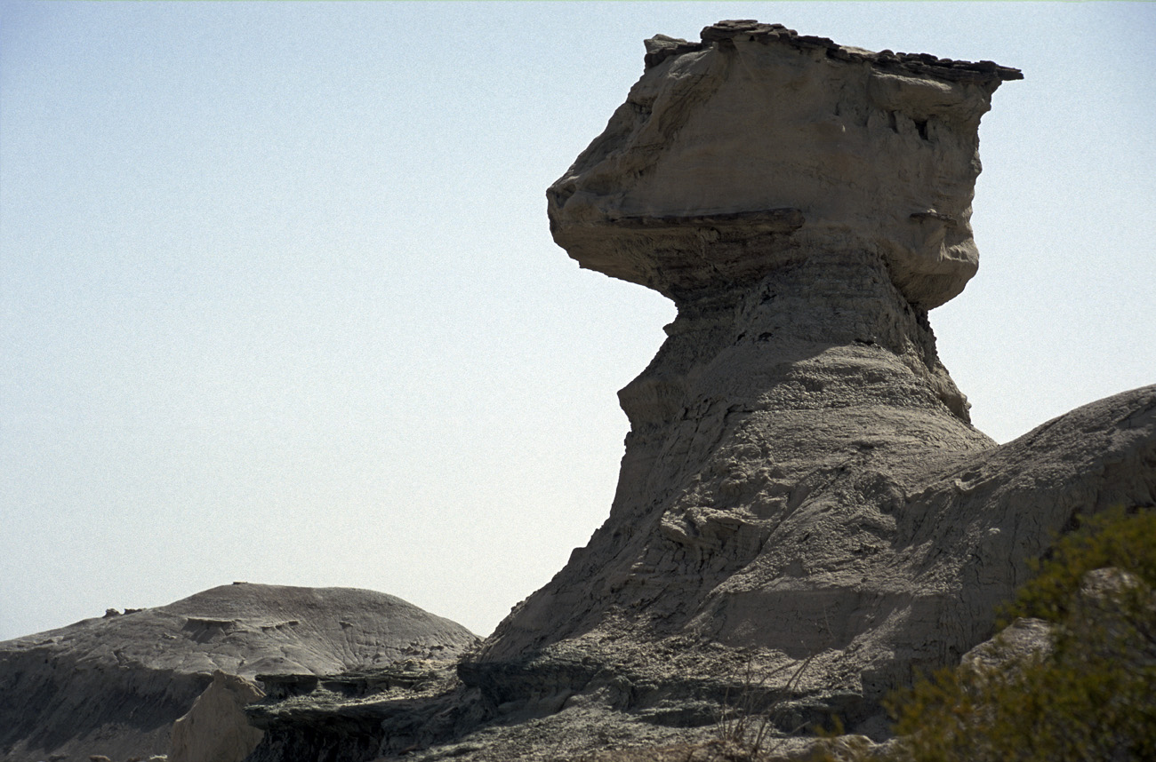 arg06_098m.jpg - Argentine, Noroeste, janvier 2006 de Valle Fertil à Talampaya Ishigalasto (la vallée de la lune), et ses paysages minéraux. Le plus important gisement au monde de fossiles de dinosaures..