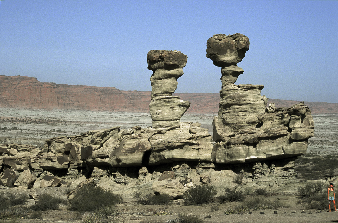 arg06_115m.jpg - Argentine, Noroeste, janvier 2006 de Valle Fertil à Talampaya Ishigalasto (la vallée de la lune), et ses paysages minéraux. Le plus important gisement au monde de fossiles de dinosaures..