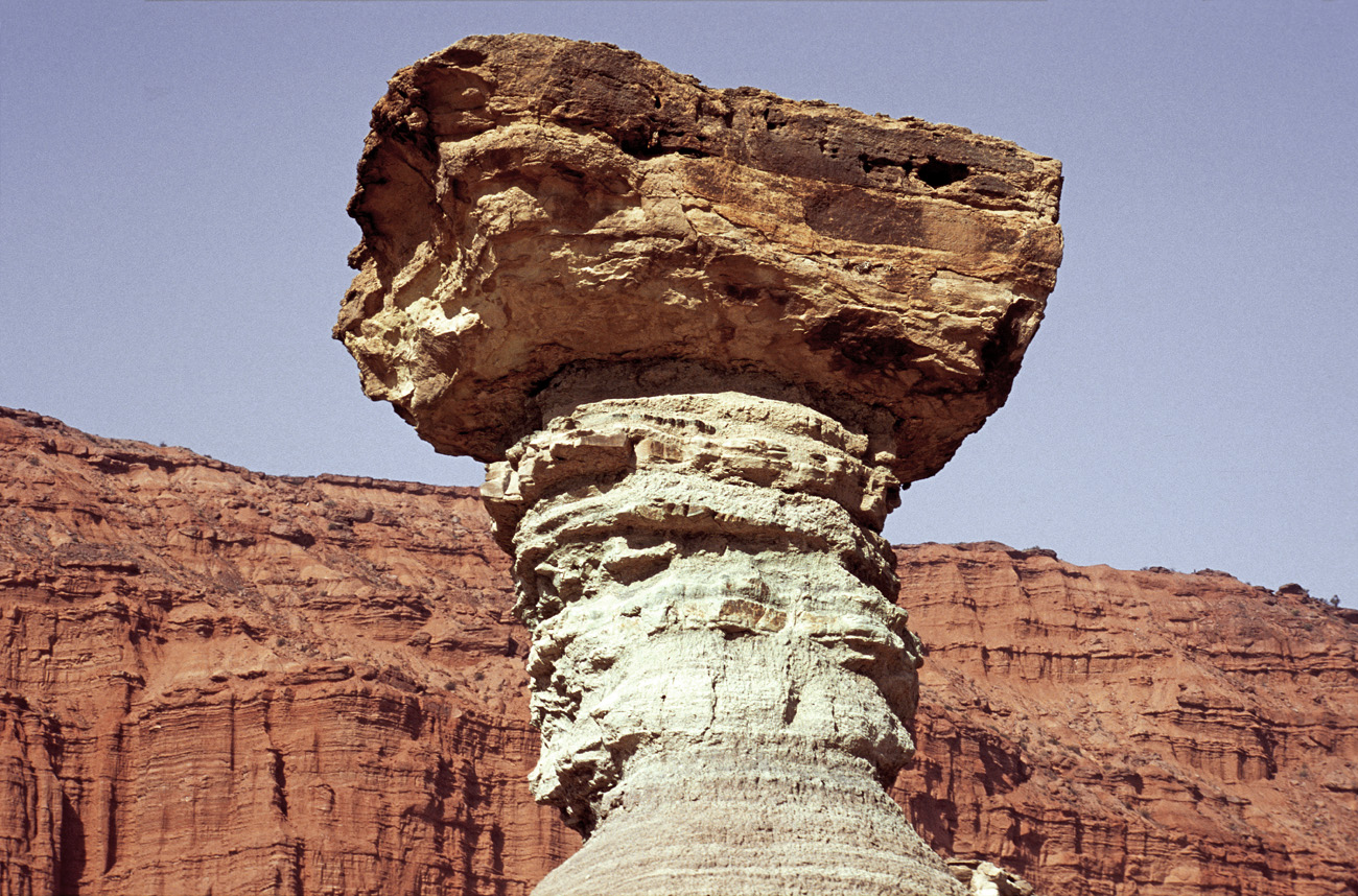 arg06_122m.jpg - Argentine, Noroeste, janvier 2006 de Valle Fertil à Talampaya Ishigalasto (la vallée de la lune), et ses paysages minéraux. Le plus important gisement au monde de fossiles de dinosaures..