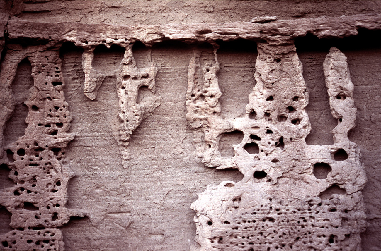 arg06_132m.jpg - Argentine, Noroeste, janvier 2006 de Valle Fertil à Talampaya parois sculptées par l'érosion sur un  monticule rocheux isolé, la peña sola, quelques kilomètres au sud du canyon de Talampaya