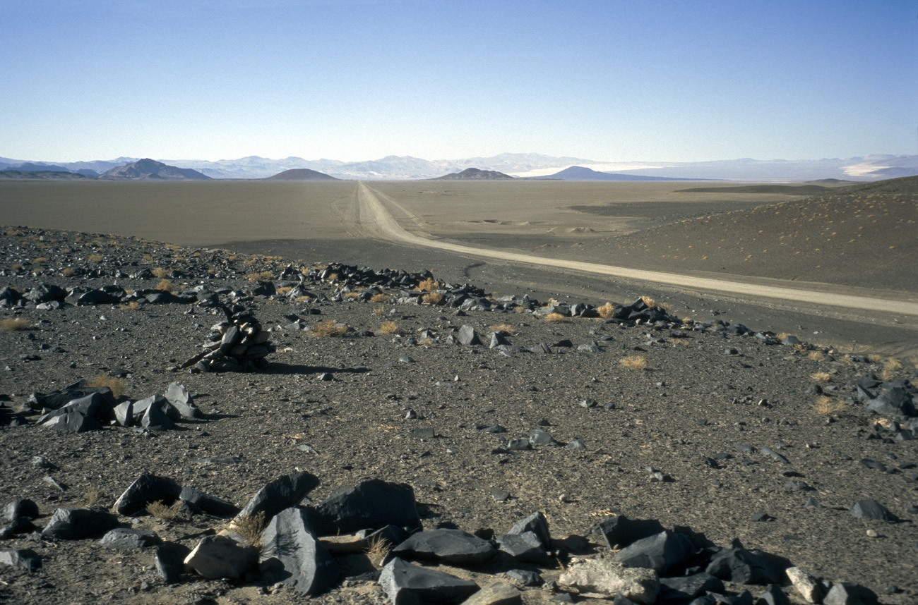arg06_246l.jpg - Argentine, Noroeste, janvier 2006 de El Peñon à San Antonio de Los Cobres la piste s'étire interminablement sur les hauts plateaux