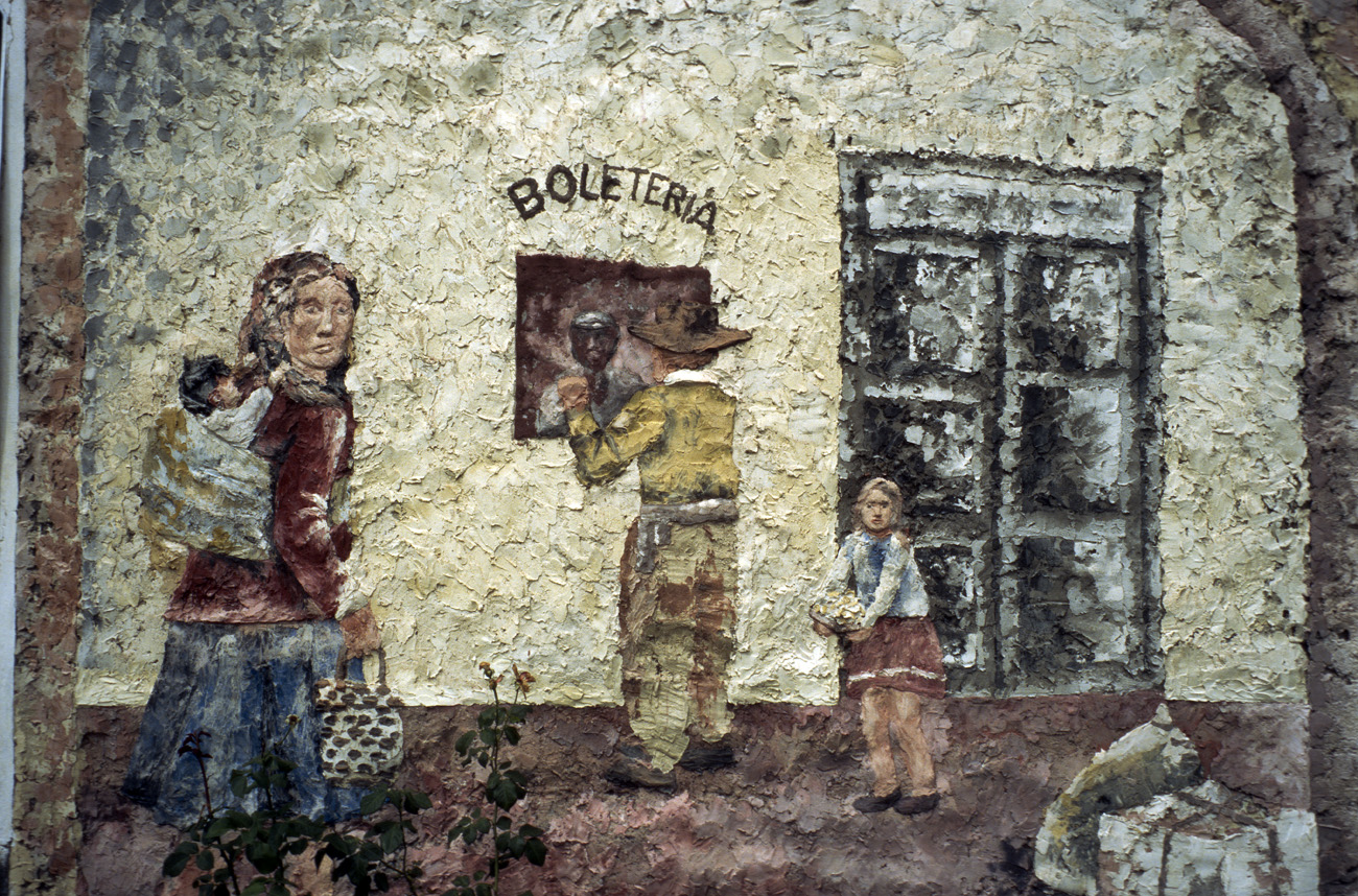 arg06_382l.jpg - Argentine, Noroeste, janvier 2006 de San Antonio à Salta détail de fresque, la billetterie, à la station de départ du train des nuages