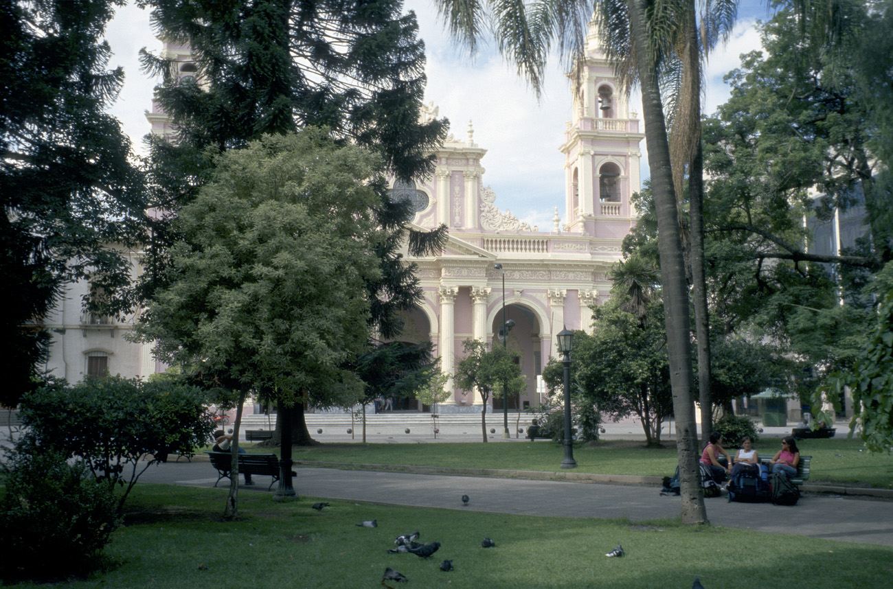 arg06_384l.jpg - Argentine, Noroeste, janvier 2006 de San Antonio à Salta autour de la place principale de Salta, ville animée au charme colonial