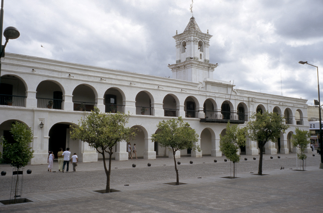 arg06_389l.jpg - Argentine, Noroeste, janvier 2006 de San Antonio à Salta autour de la place principale de Salta, ville animée au charme colonial