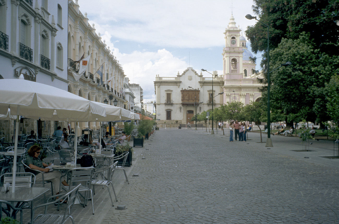 arg06_390l.jpg - Argentine, Noroeste, janvier 2006 de San Antonio à Salta autour de la place principale de Salta, ville animée au charme colonial