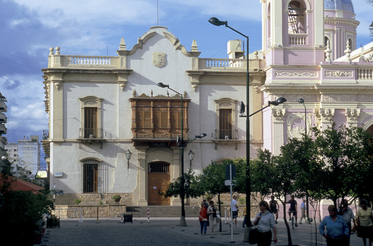 arg06_391m.jpg - Argentine, Noroeste, janvier 2006 de San Antonio à Salta autour de la place principale de Salta, ville animée au charme colonial