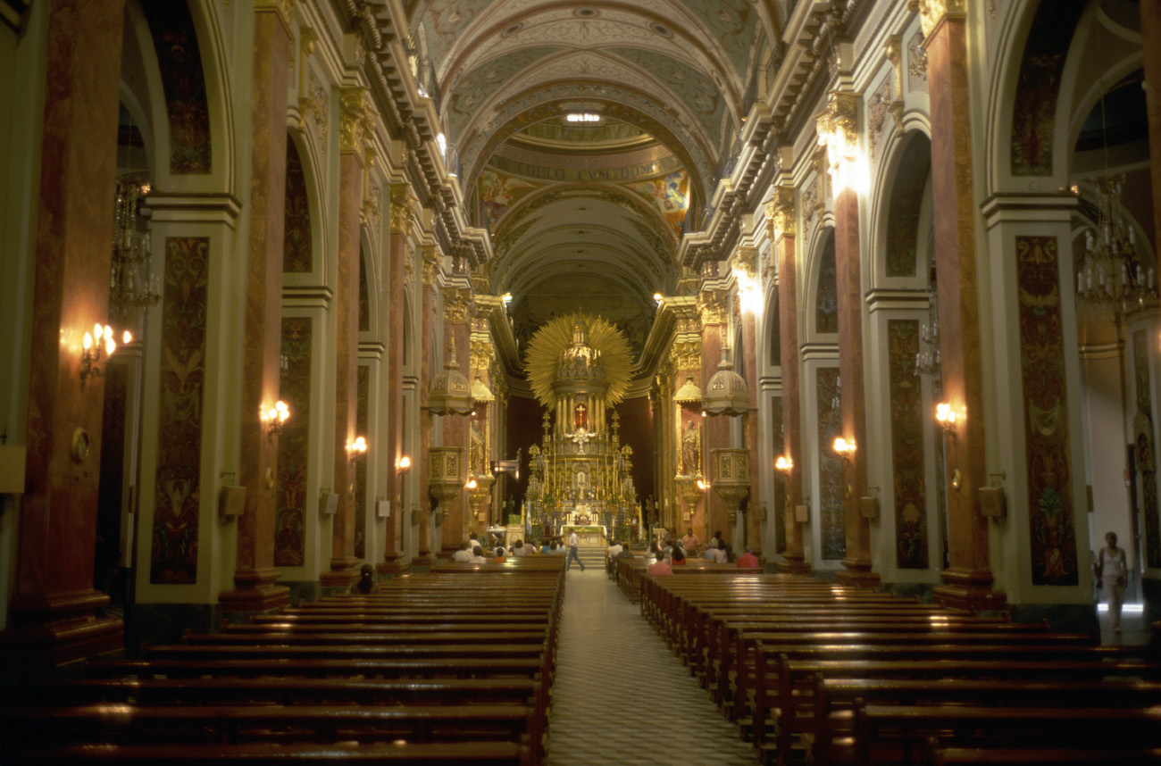 arg06_394l.jpg - Argentine, Noroeste, janvier 2006 de San Antonio à Salta l'intérieur richement coloré de la cathédrale de Salta