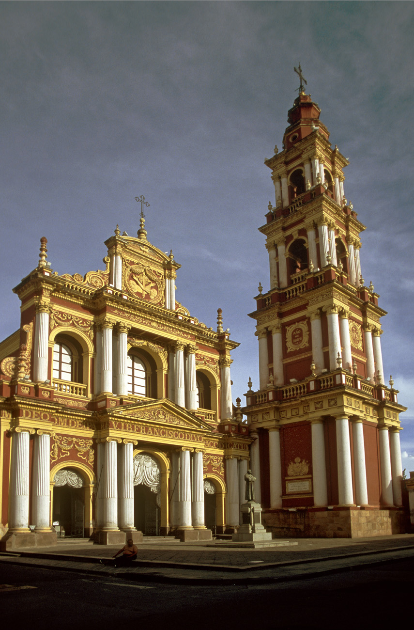 arg06_396m-cor2.jpg - Argentine, Noroeste, janvier 2006 de San Antonio à Salta l'iglesia San Francisco, à quelques pas de la place principale de Salta, ville animée au charme colonial