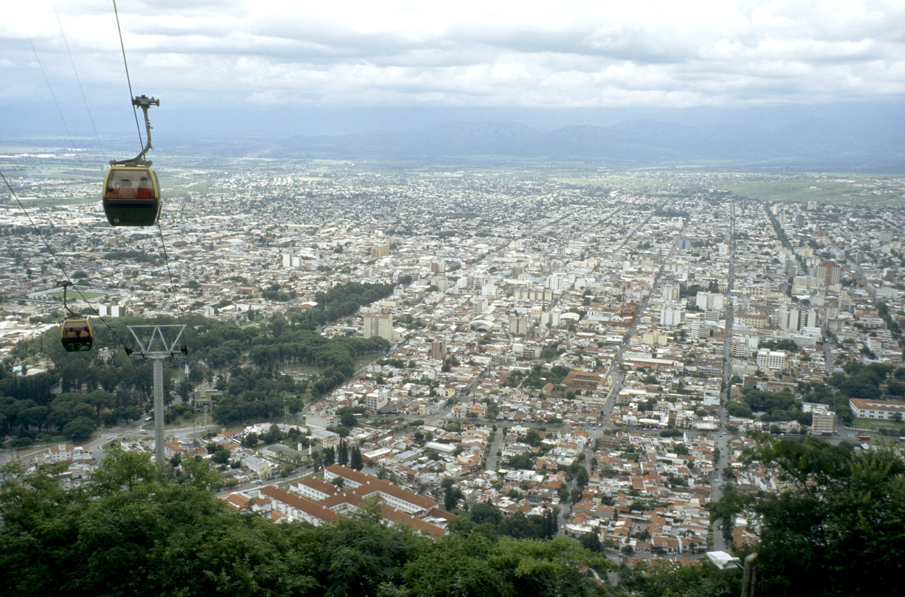 arg06_412l.jpg - Argentine, Noroeste, janvier 2006 de Salta à Purmamarca A Salta, depuis la colline San Bernardo accessible depuis le teleferico