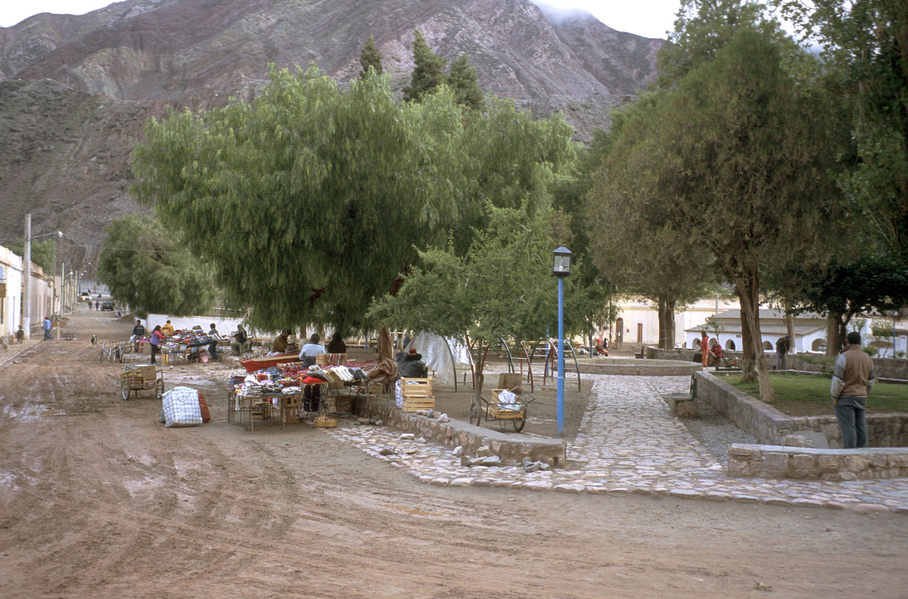 arg06_417lm.jpg - Argentine, Noroeste, janvier 2006 de Salta à Purmamarca la place du village : vers 8h les commerçants d'artisanat commencent à arriver