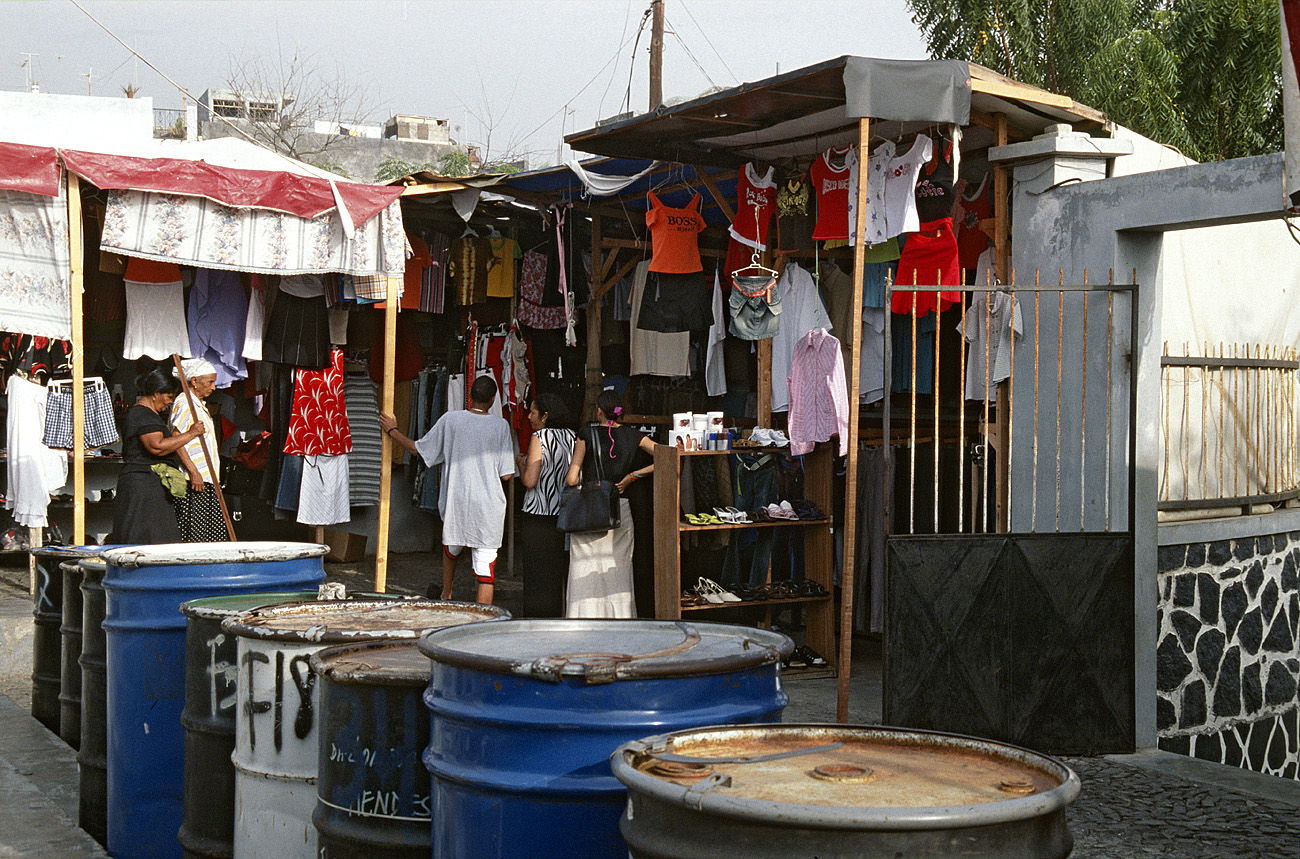 cve05_014m.jpg - Fogo Sao Filipe le marché et les bidons qui servent à transporter les marchandises