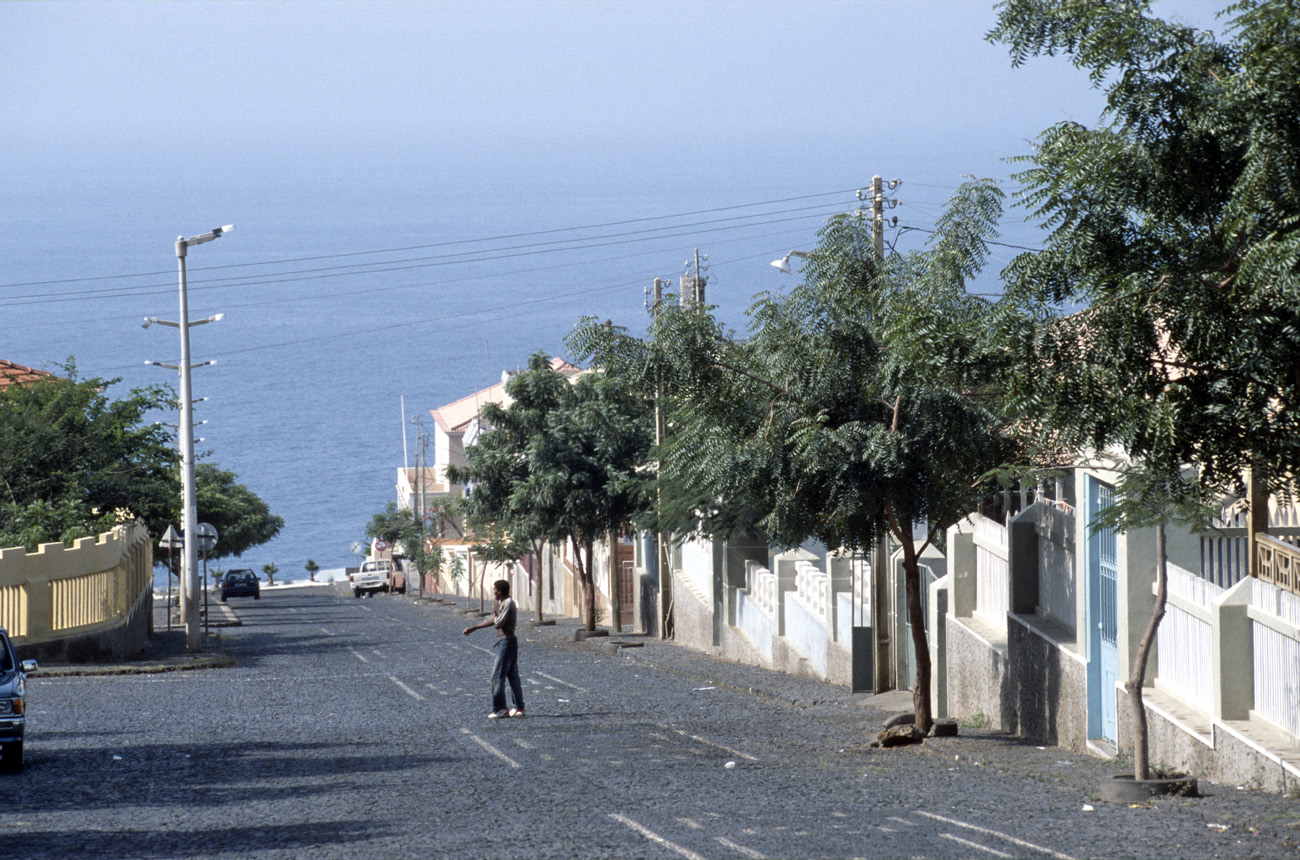 cve05_033m.jpg - Fogo Sao Filipe plongée vers la mer