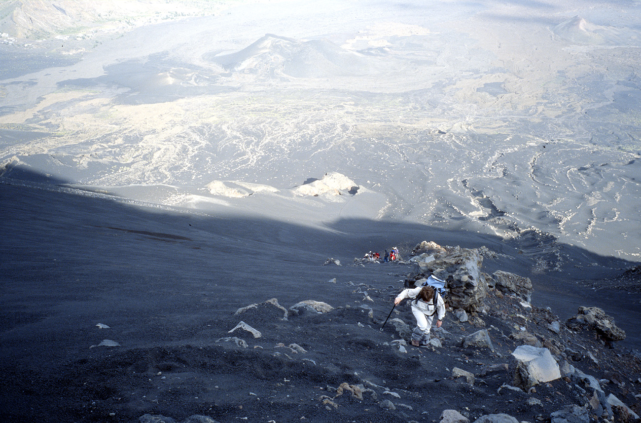 cve05_089l.jpg - Fogo volcan ascension raide du volcan