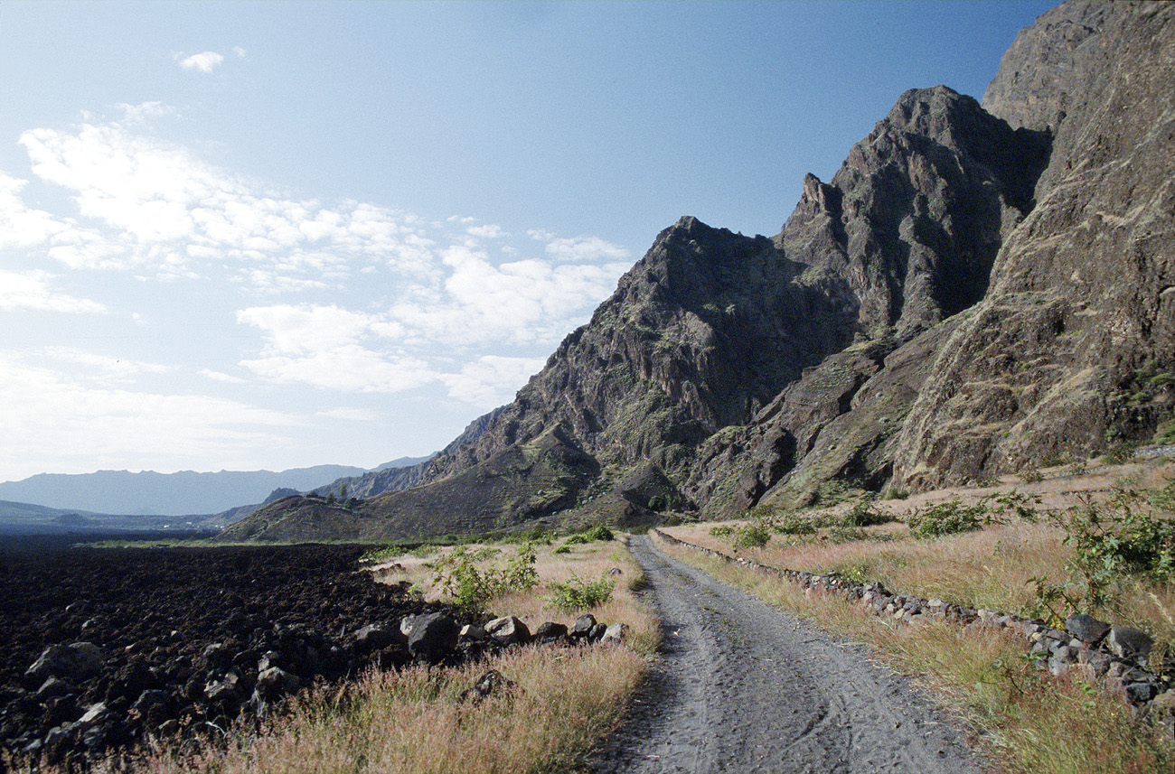 cve05_113m.jpg - Fogo Cha das Caldeiras au matin, le sentier au nord de Bangaiera