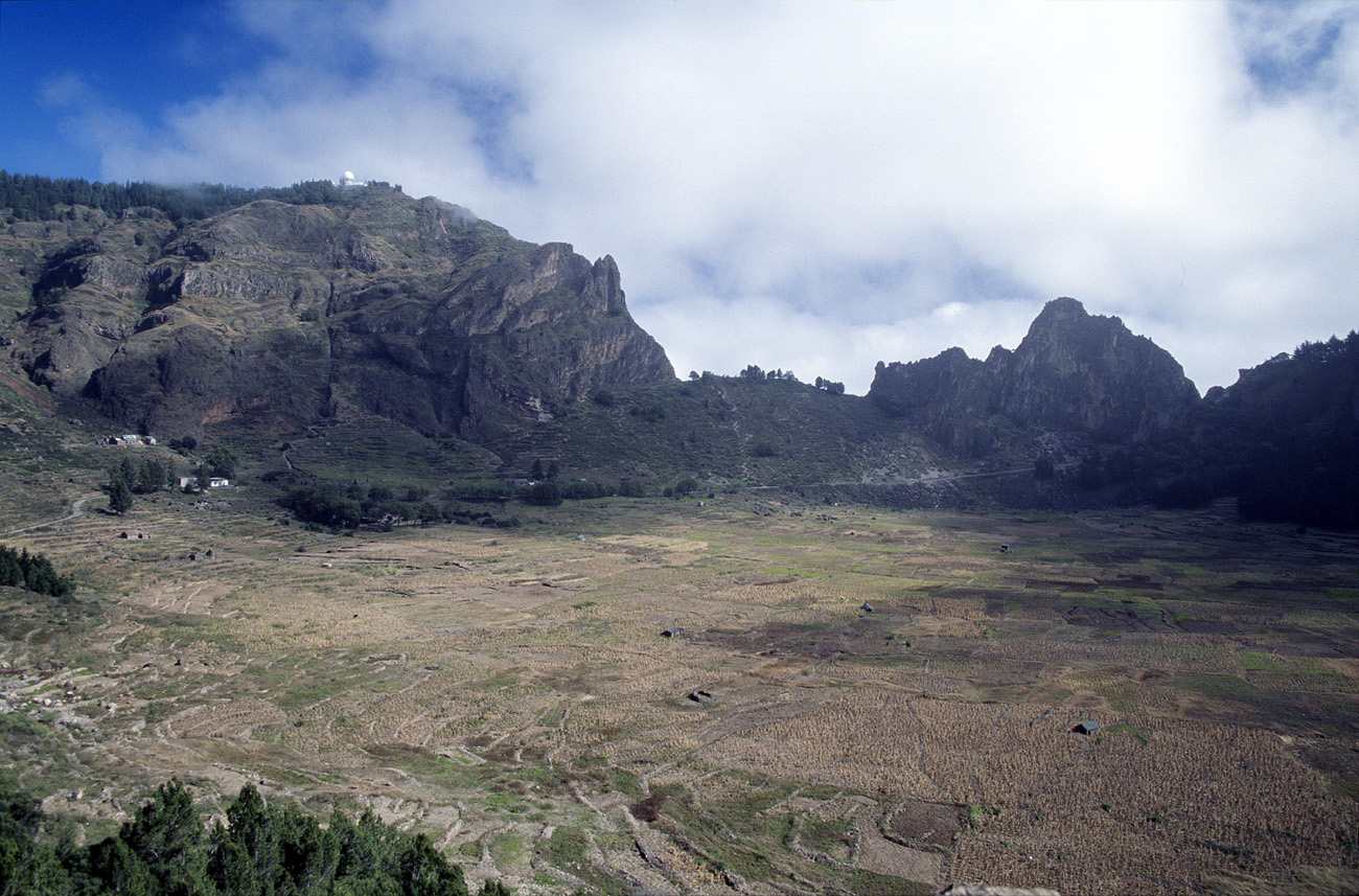 cve05_221m.jpg - Santo Antao cova de Paùl cratère produit par la chute d'une météorite