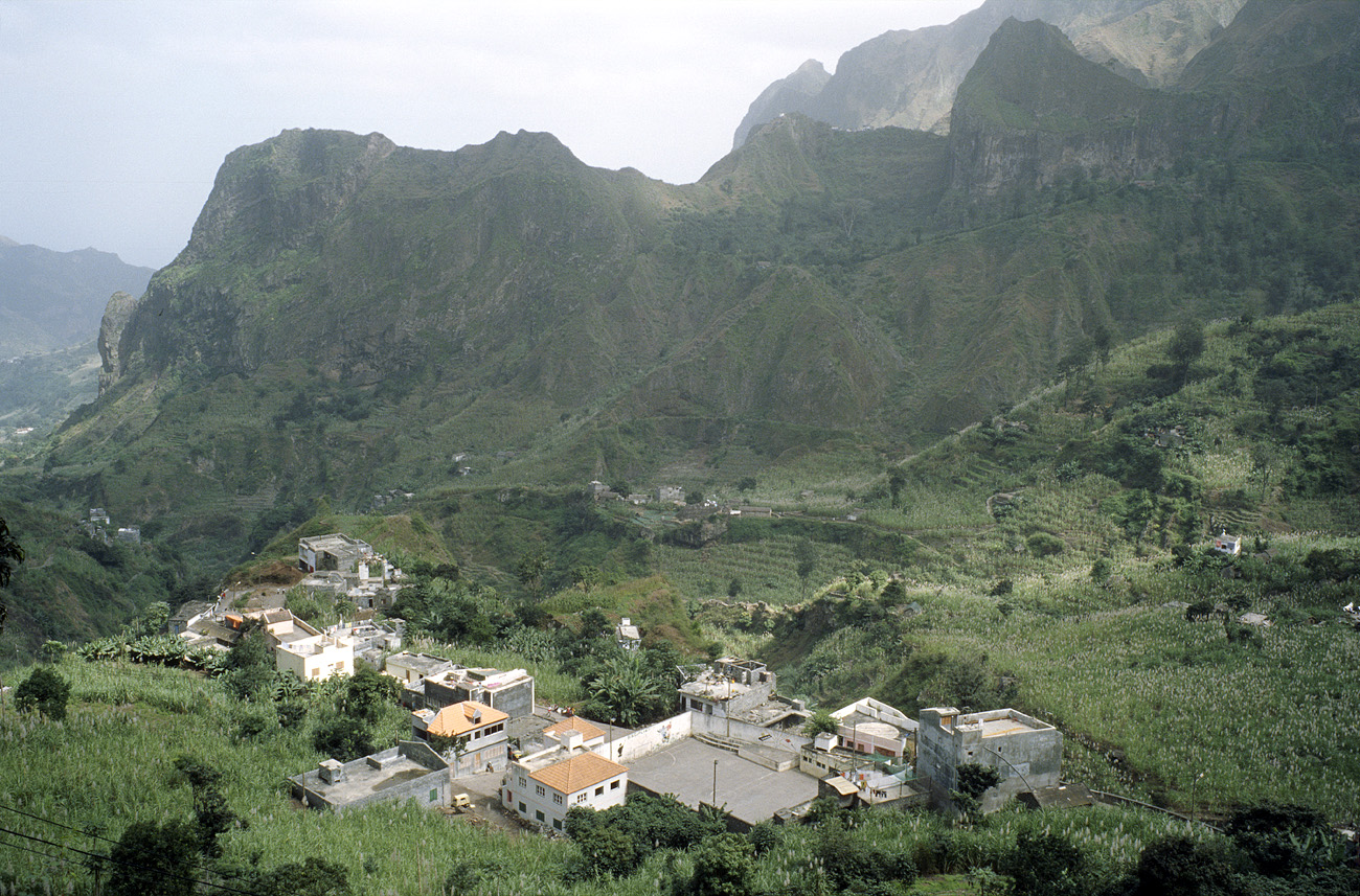 cve05_251l.jpg - Santo Antao ribeira de Paùl le premier hameau dans la descente