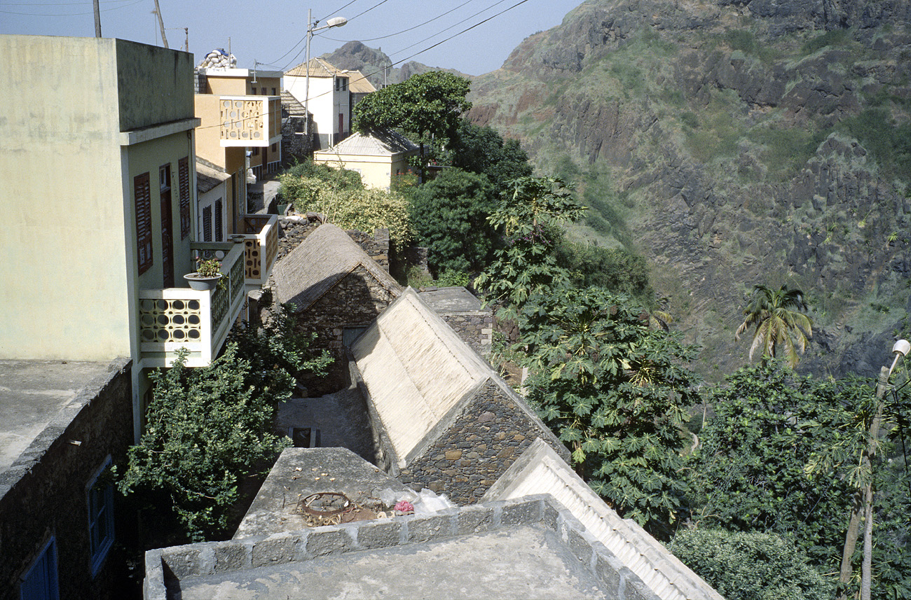 cve05_350l.jpg - Santo Antao Fontainhas une architecture épousant la crête
