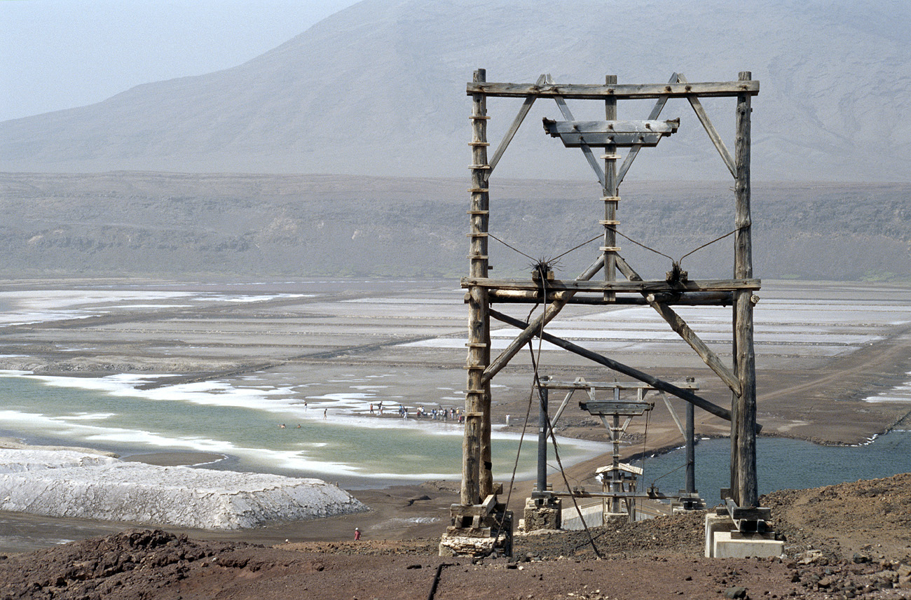 cve05_375m.jpg - Sal pedra de Lume les anciennes installations des salines, qui fonctionnaient encore il y a quelques années, et étaient gérées par la compagnie française des Salins du Midi