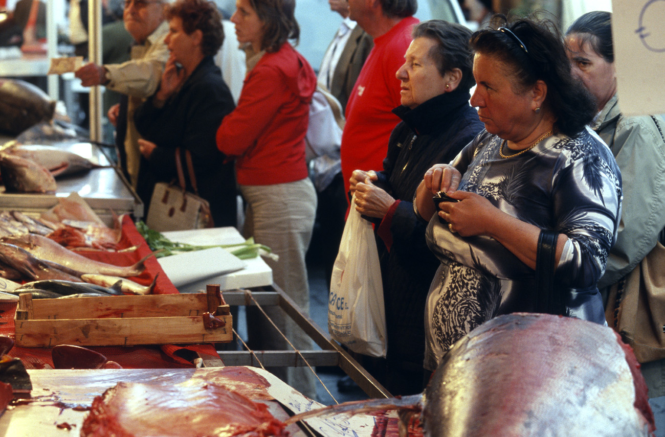 eol06_007.jpg - Italie, Îles Éoliennes - Milazzo les siciliennes devant le marché aux poissons : on se prépare à mettre la main à son portefeuille Fuji Provia 400 F