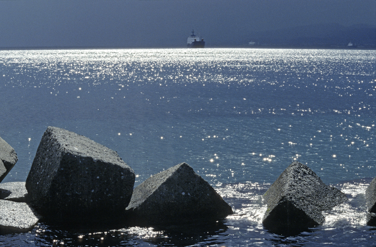 eol06_011.jpg - Italie, Îles Éoliennes - Milazzo contre-jour Fuji Provia 400 F