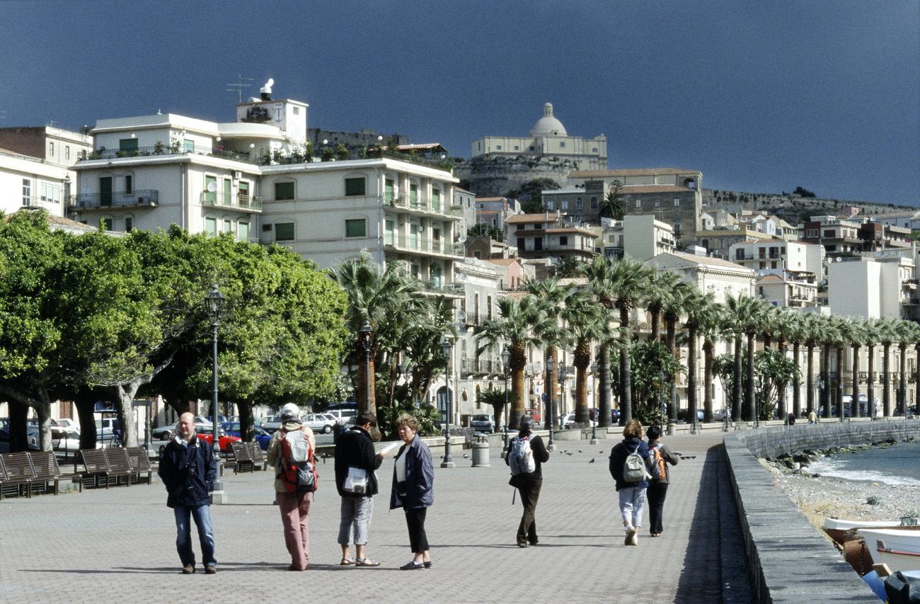 eol06_012.jpg - Italie, Îles Éoliennes - Milazzo balade en attendant l'accalmie pour cingler vers les îles... du vent Fuji Provia 400 F