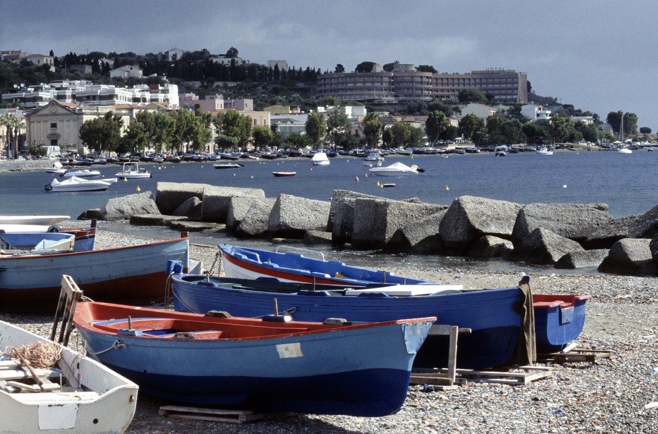 eol06_013.jpg - Italie, Îles Éoliennes - Milazzo  Fuji Provia 400 F