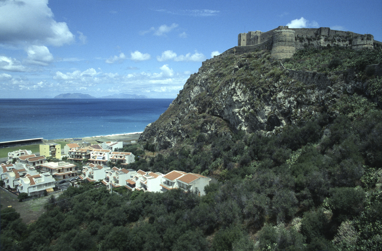 eol06_035.jpg - Italie, Îles Éoliennes - Milazzo la forteresse dominant la baie et les lotissements Fuji Provia 400 F