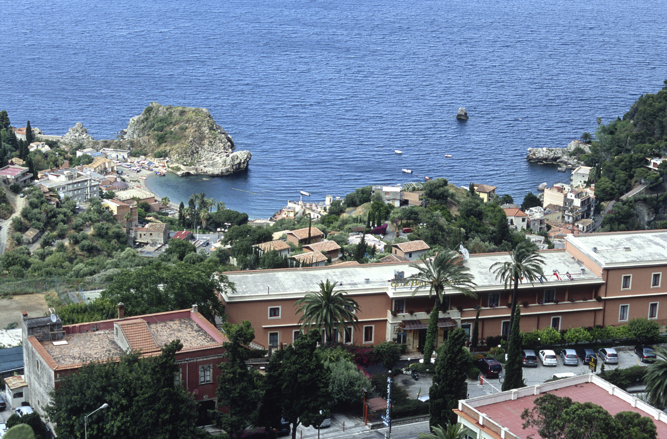 eol06_044.jpg - Italie, Îles Éoliennes - Taormina vue sur le lido Mazzaro depuis le sommet des gradins du théâtre Fuji Velvia 100 F