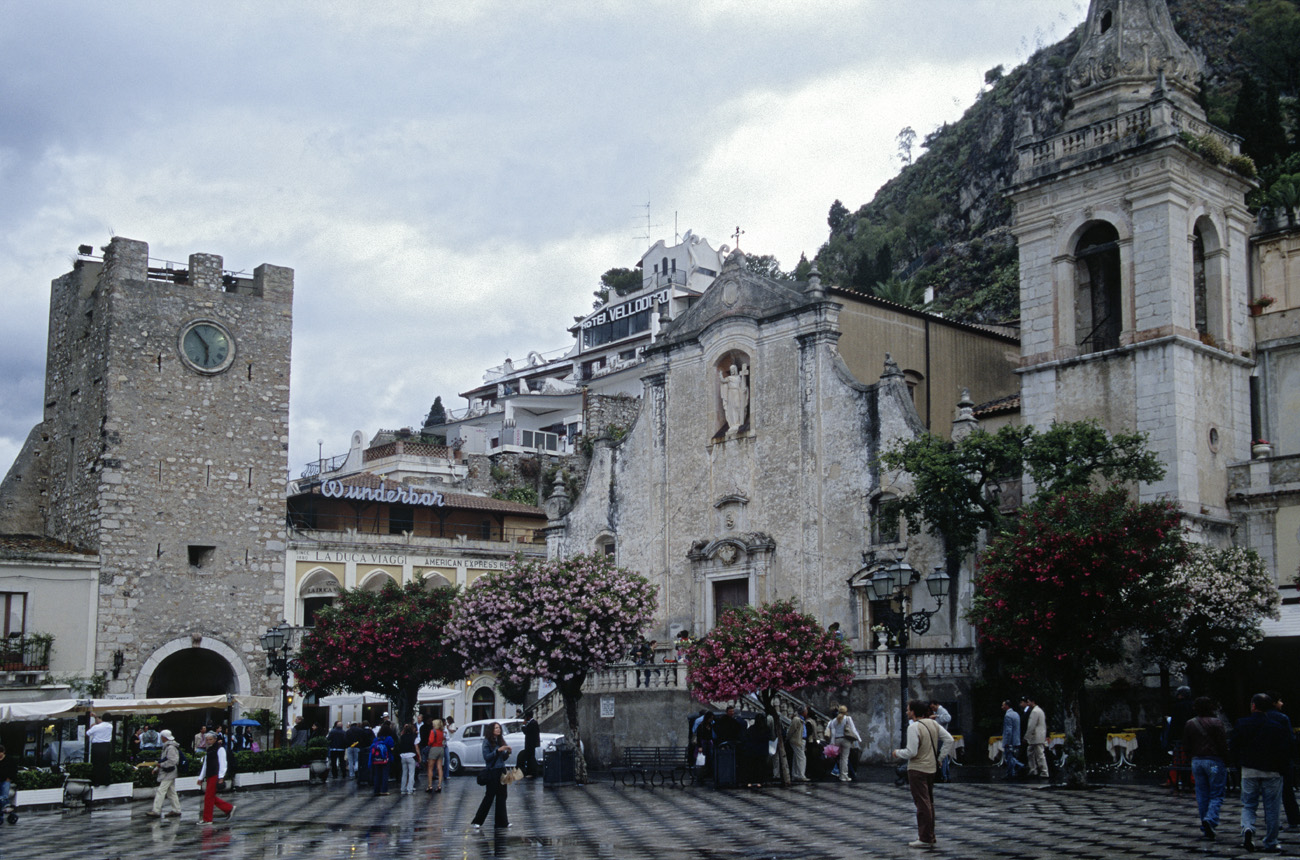 eol06_052.jpg - Italie, Îles Éoliennes - Taormina Porta di Mezzo Fuji Velvia 100 F