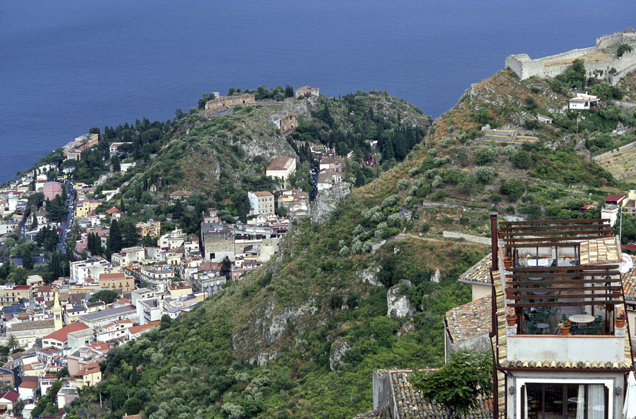 eol06_055.jpg - Italie, Îles Éoliennes - Castel Mola vue plongeante sur Taormina et le théâtre Fuji Velvia 100 F