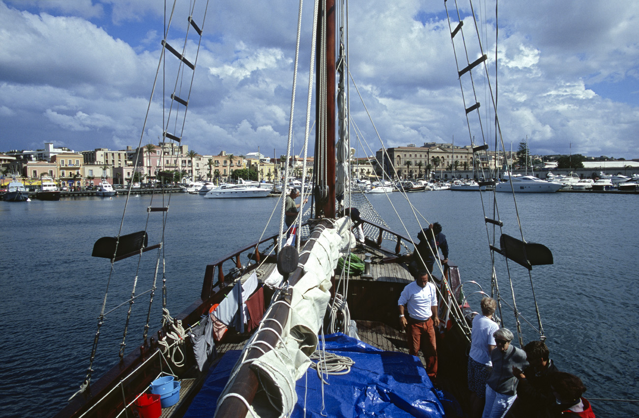 eol06_065.jpg - Italie, Îles Éoliennes - Milazzo départ vers les îles Fuji Velvia 100 F