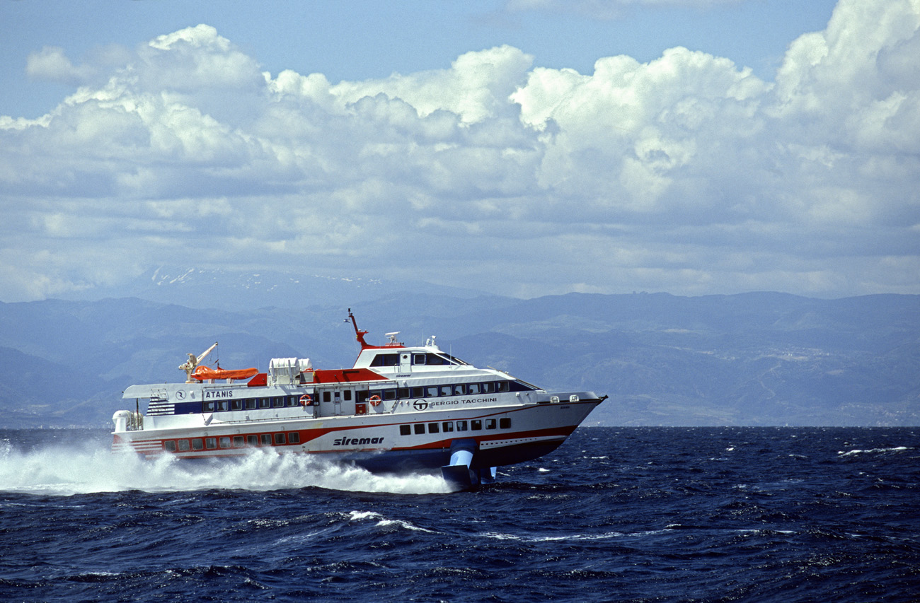 eol06_070.jpg - Italie, îles Eoliennes Vulcano un des nombreux hydroglisseurs qui relient la Sicile à Vulcano ou Lipari Fuji Velvia 100 F