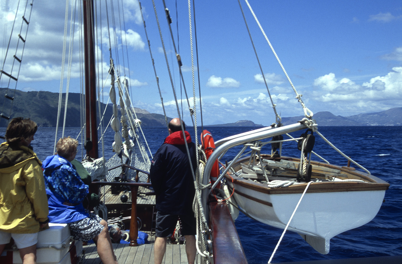 eol06_072.jpg - Italie, îles Eoliennes Vulcano l'arrivée Fuji Velvia 100 F