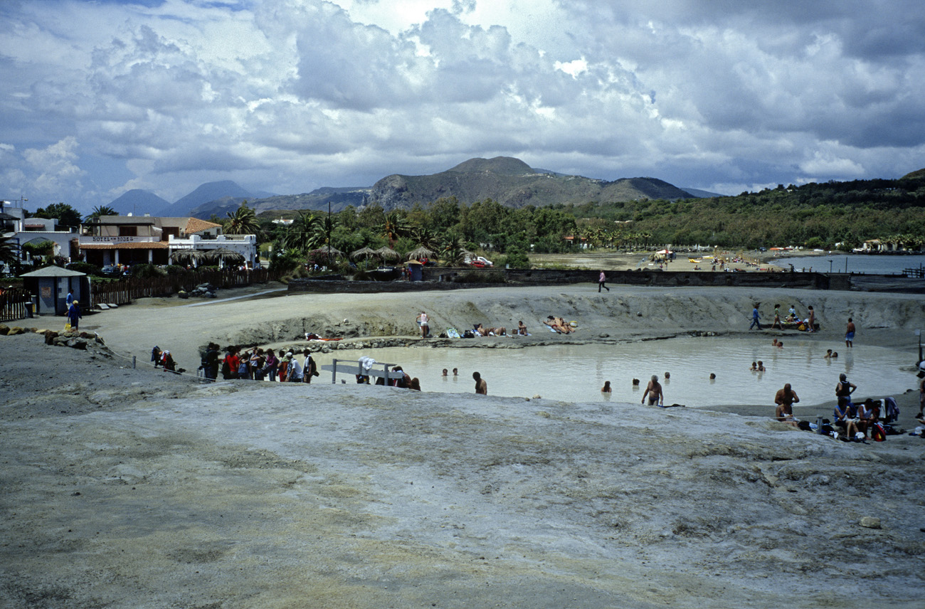eol06_086l.jpg - Italie, îles Eoliennes Vulcano les bains de boue tiède, dans la dépression reliant Vulcano et Vulcanello, créée lors de la dernière éruption à la fin du 19 ème Fuji Velvia 100 F