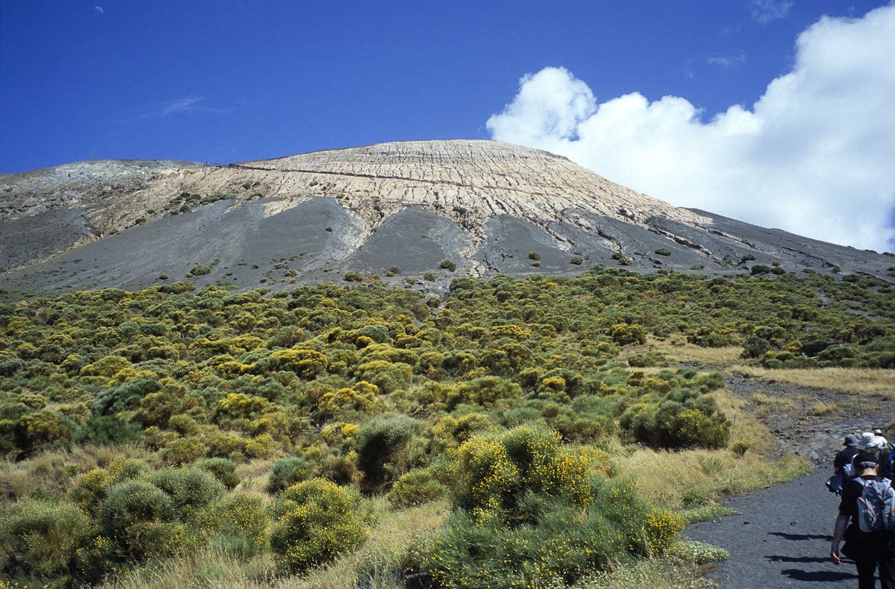 eol06_087l.jpg - Italie, îles Eoliennes Vulcano le groupe attaque la montée vers la fossa de Vulcano, le seul volcan actif des quatre que comporte l'île Fuji Velvia 100 F