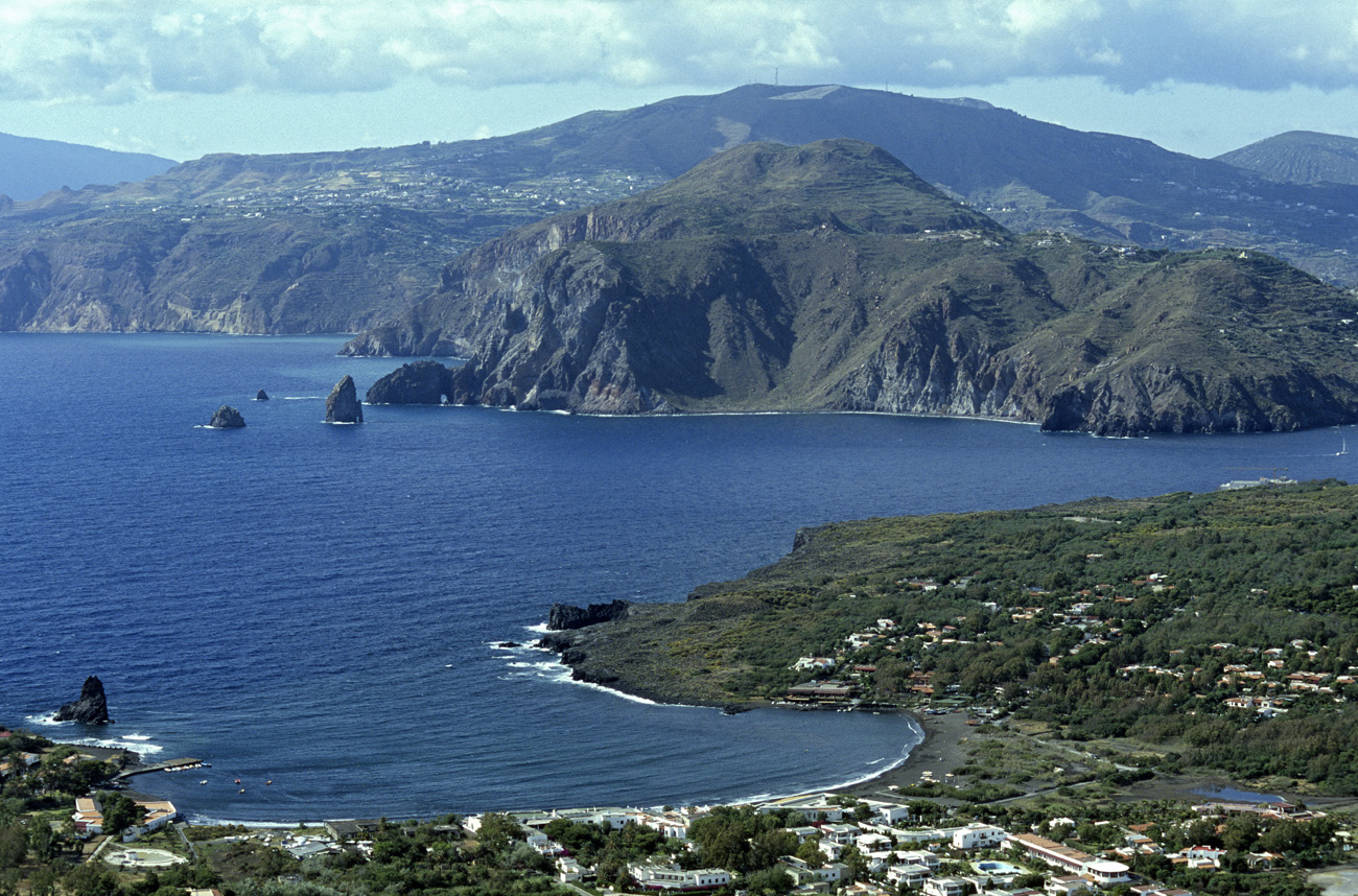 eol06_092.jpg - Italie, îles Eoliennes Vulcano vue sur Lipari et l'étroit chenal qui la sépare du promontoire de Vulcanello Fuji Velvia 100 F