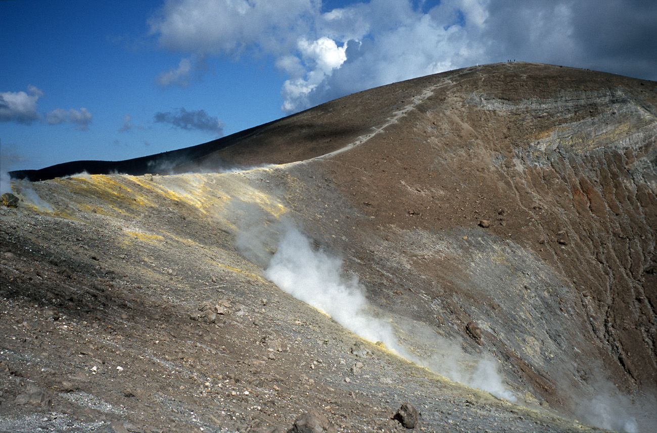 eol06_094l.jpg - Italie, îles Eoliennes Vulcano l'arrivée au cratère avec le sentier qui va traverser une zone de fumerolles et de soufre Fuji Velvia 100 F