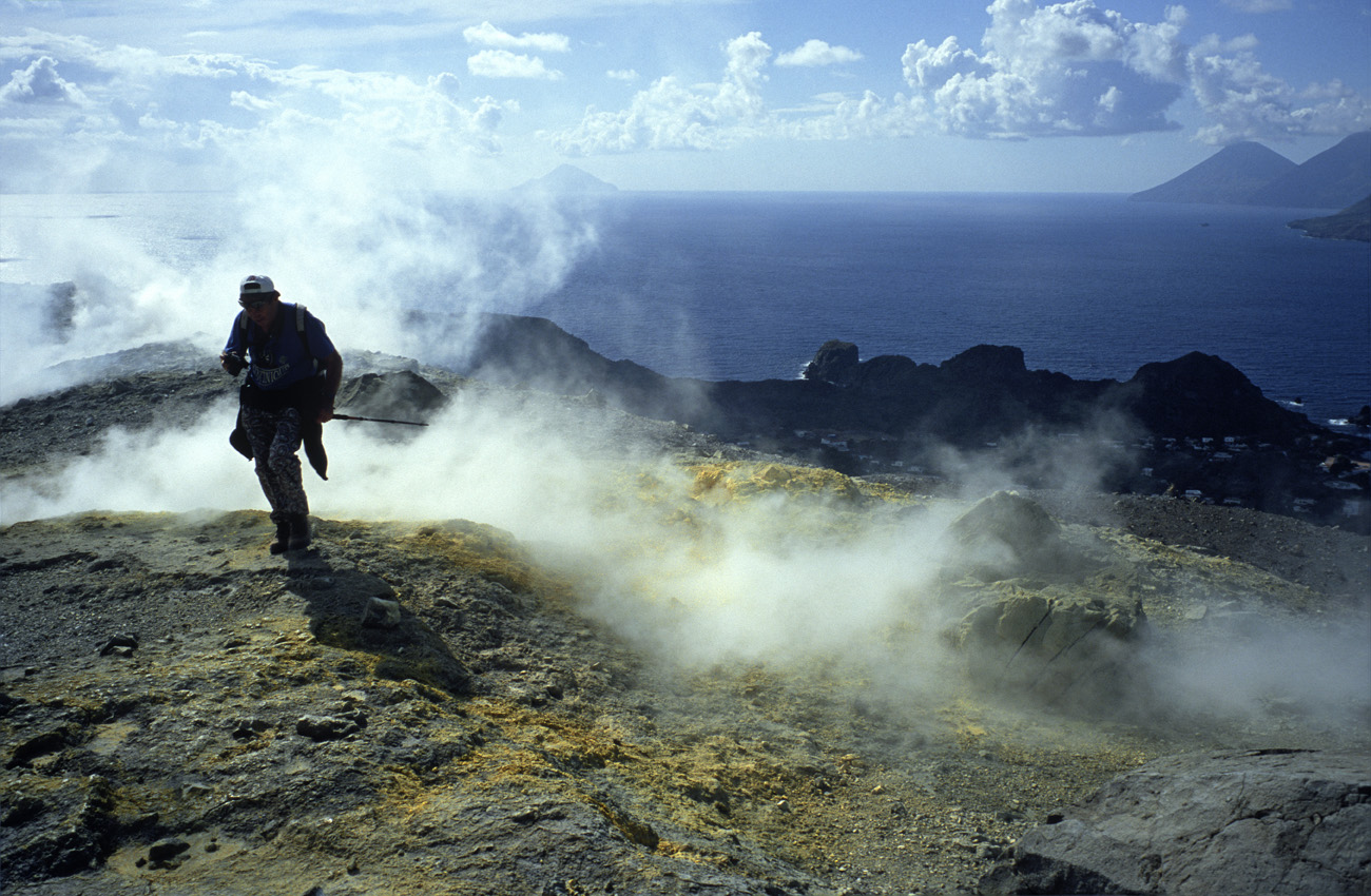 eol06_097l.jpg - Italie, îles Eoliennes Vulcano silhouette s'engageant sur la zone d'affleurement de soufre Fuji Velvia 100 F