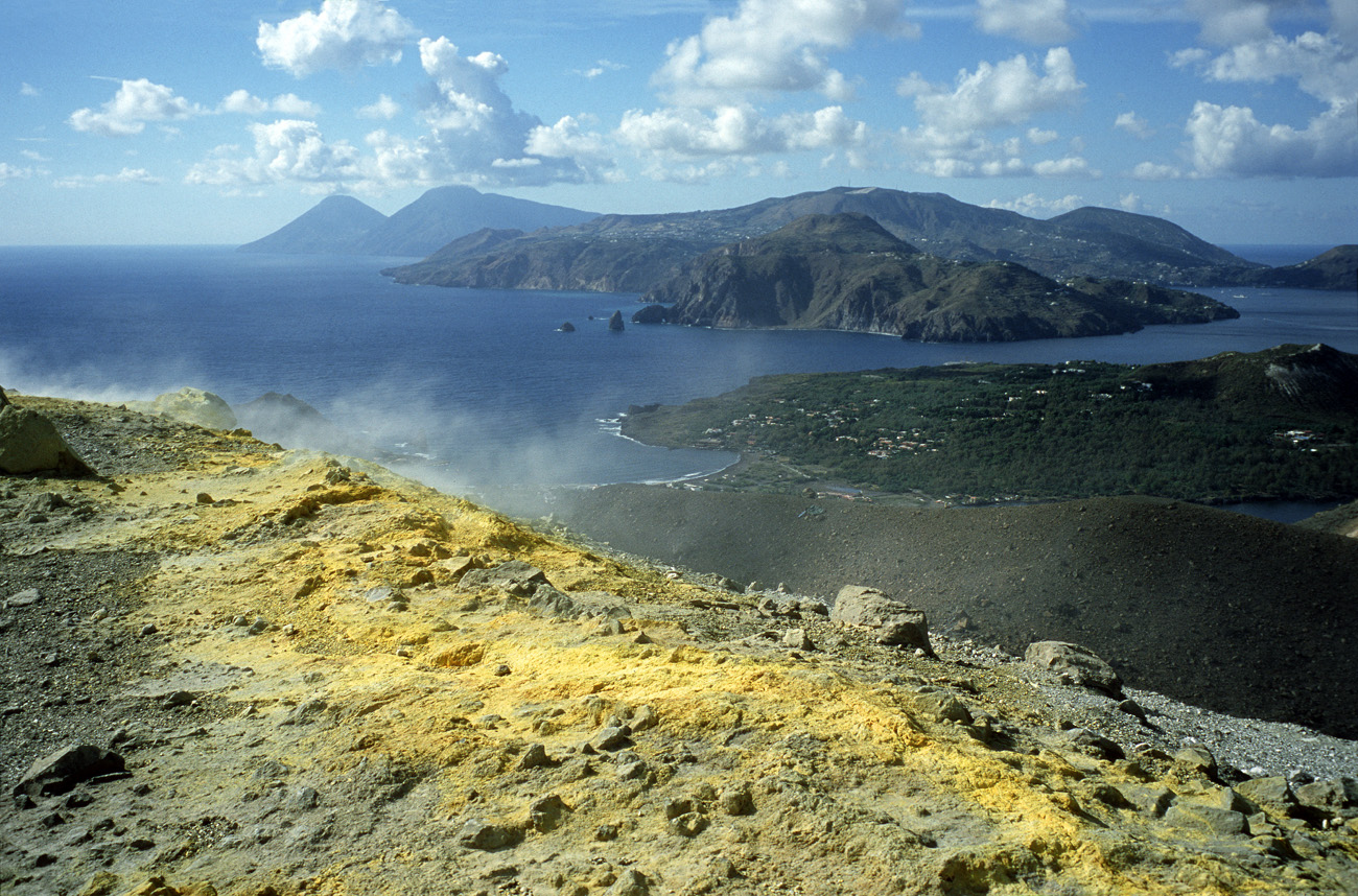 eol06_102l.jpg - Italie, îles Eoliennes Vulcano jaune et bleu Fuji Velvia 100 F