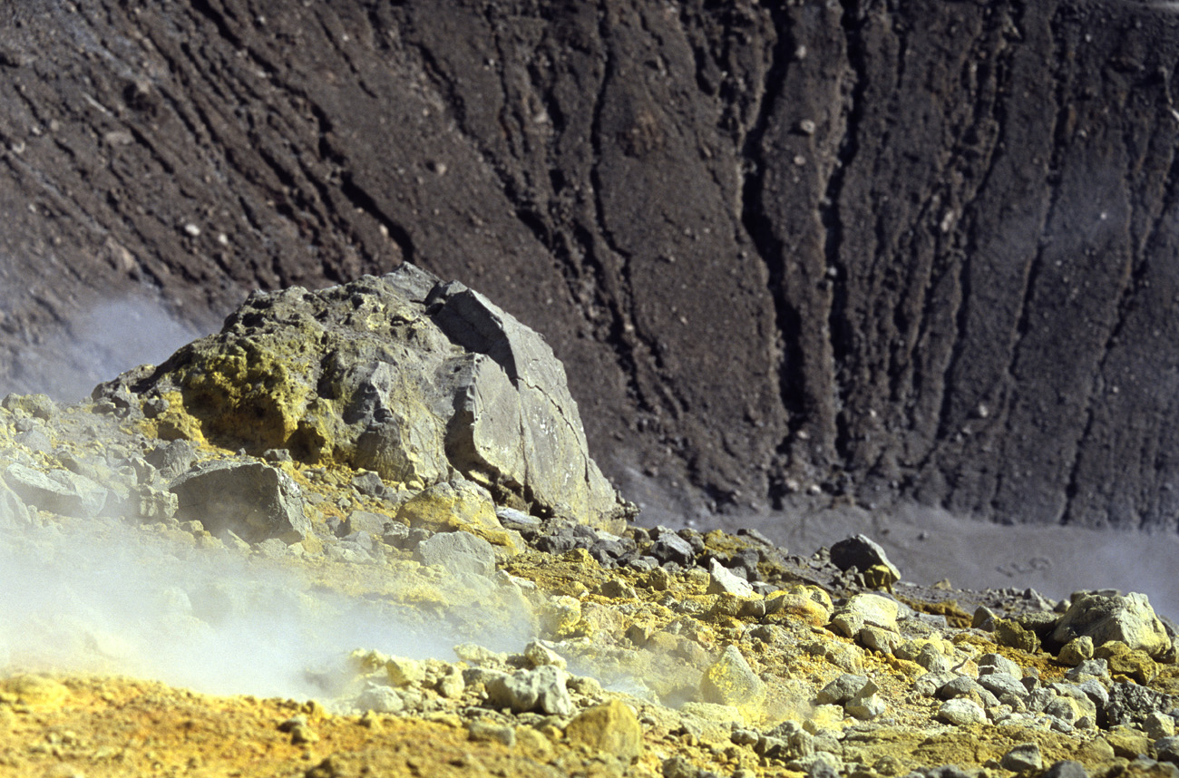 eol06_105.jpg - Italie, îles Eoliennes Vulcano vue sur le bouchon du cratère : Vulcano est de type explosif Fuji Velvia 100 F
