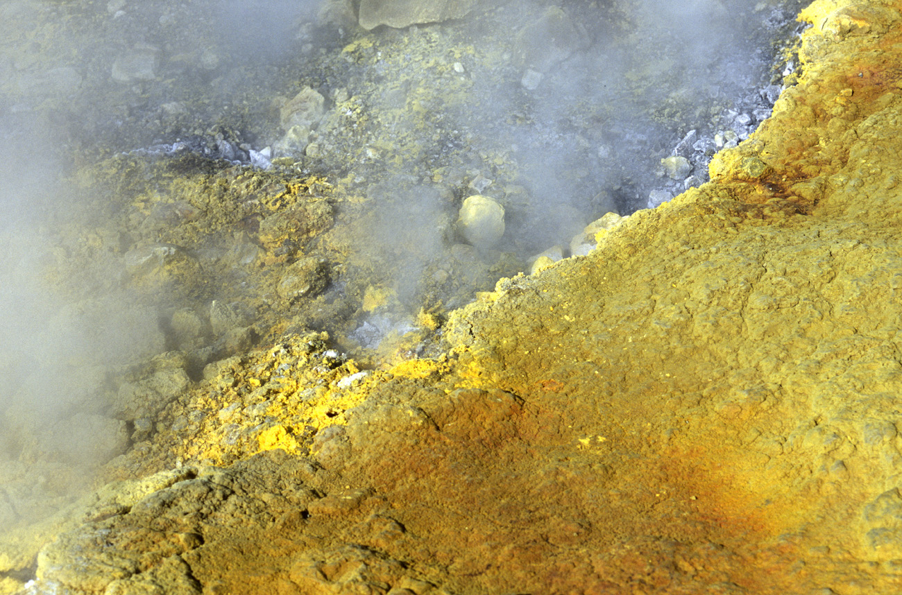 eol06_106.jpg - Italie, îles Eoliennes Vulcano détail des concrétions de soufre Fuji Velvia 100 F