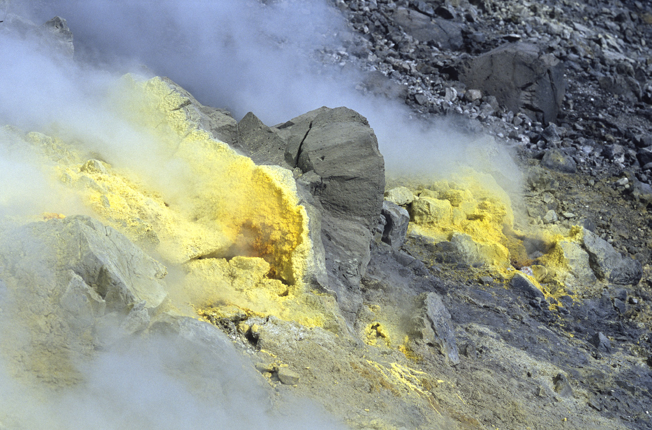 eol06_111.jpg - Italie, îles Eoliennes Vulcano concrétions de soufre Fuji Velvia 100 F