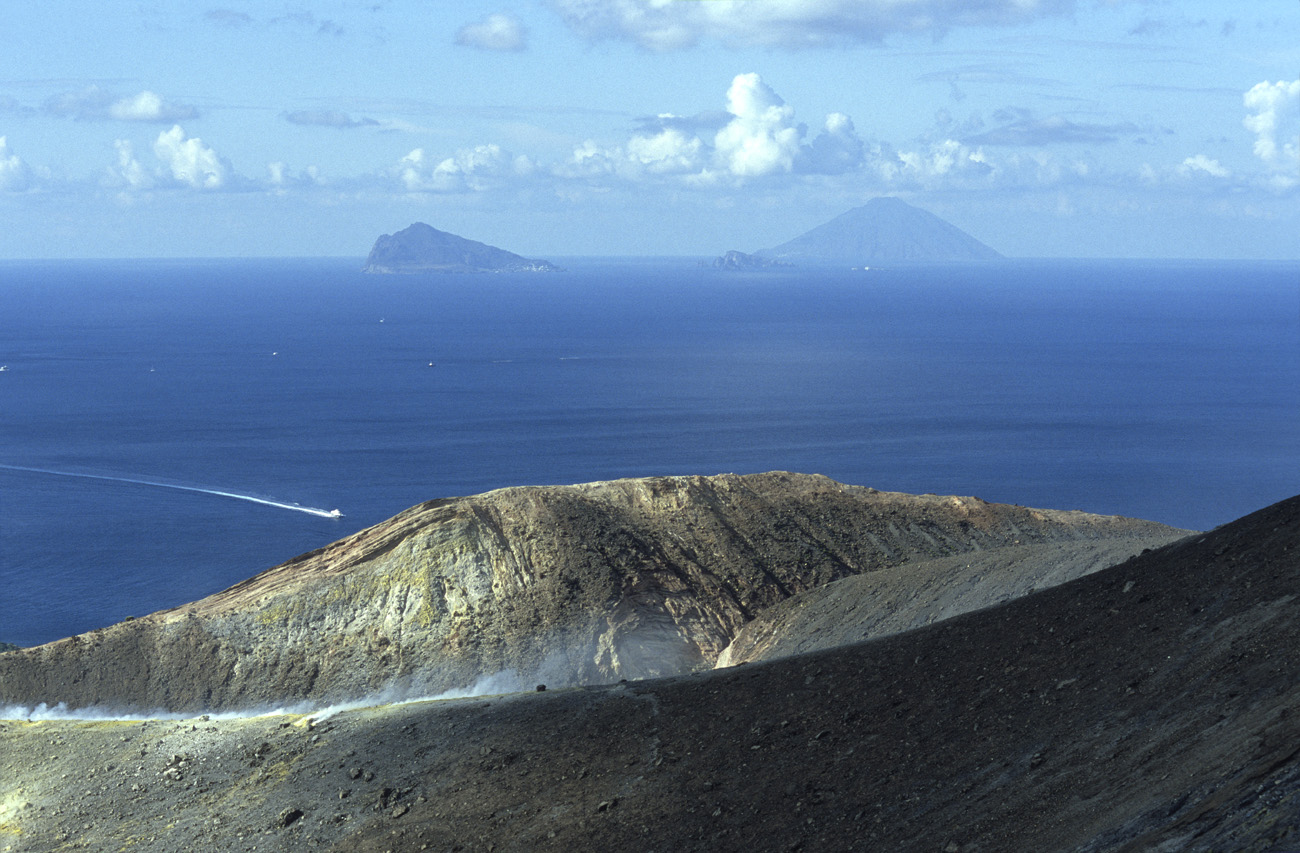 eol06_113.jpg - Italie, îles Eoliennes Vulcano au loin, le cratère effondré de Panarea et le cône parfait du Stromboli Fuji Velvia 100 F