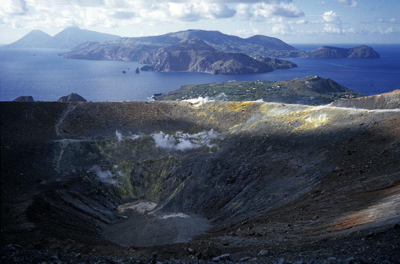 eol06_116l.jpg - Italie, îles Eoliennes Vulcano vue générale sur le cratère Fuji Velvia 100 F