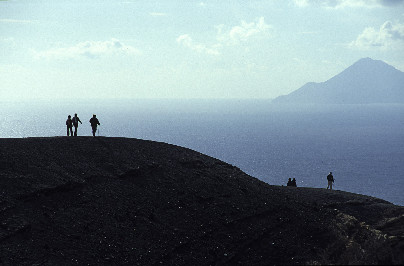 eol06_119.jpg - Italie, îles Eoliennes Vulcano silhouettes sur le bord du cratère, face à Filicudi Fuji Velvia 100 F