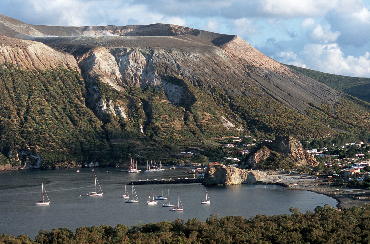 eol06_122.jpg - Italie, îles Eoliennes Vulcano la baie de Porto di Levante vue de l'éminence de  Vulcanello à l'approche du soir Fuji Velvia 100 F