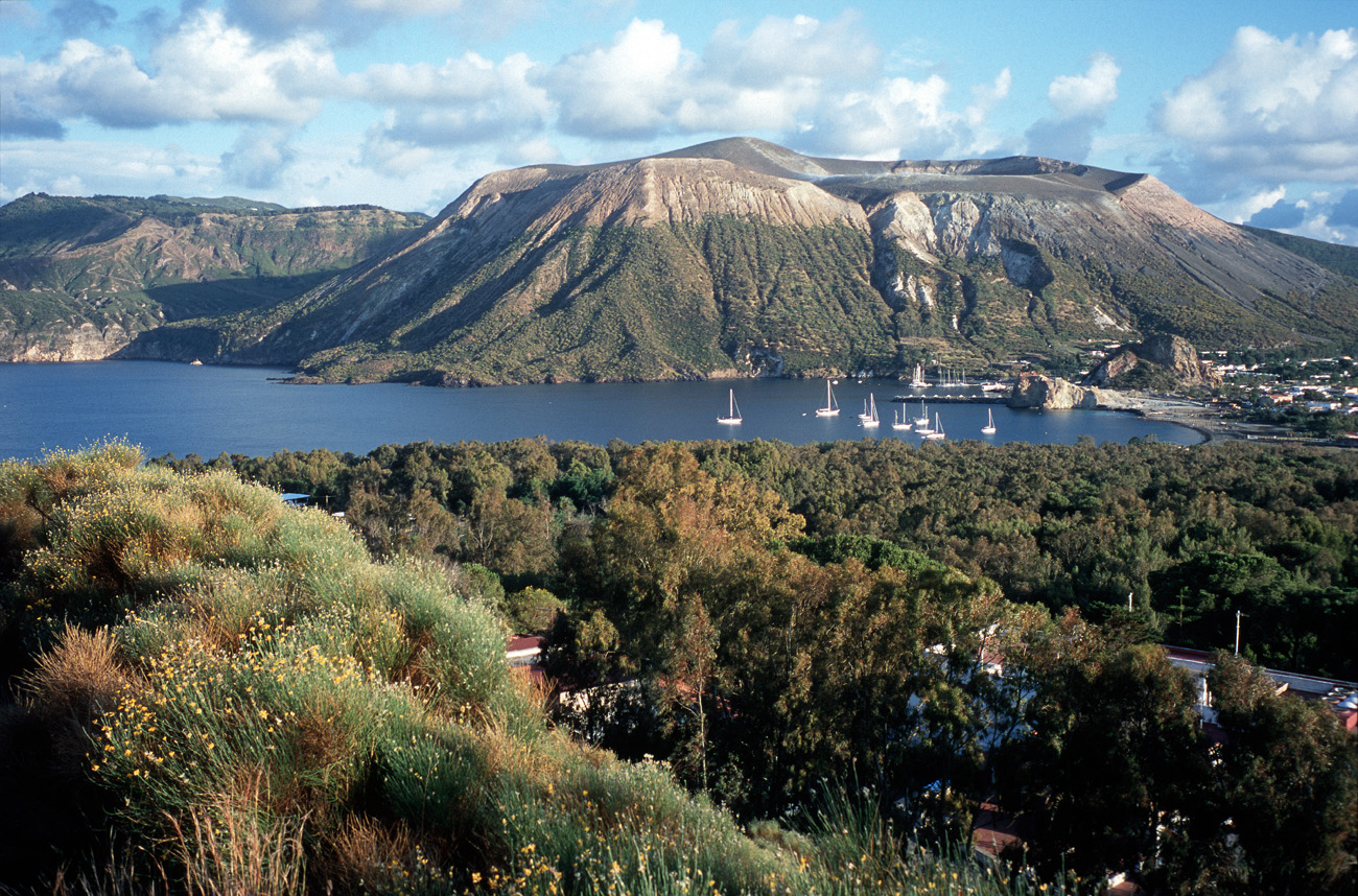 eol06_123l.jpg - Italie, îles Eoliennes Vulcano la baie de Porto di Levante vue de l'éminence de  Vulcanello à l'approche du soir Fuji Velvia 100 F